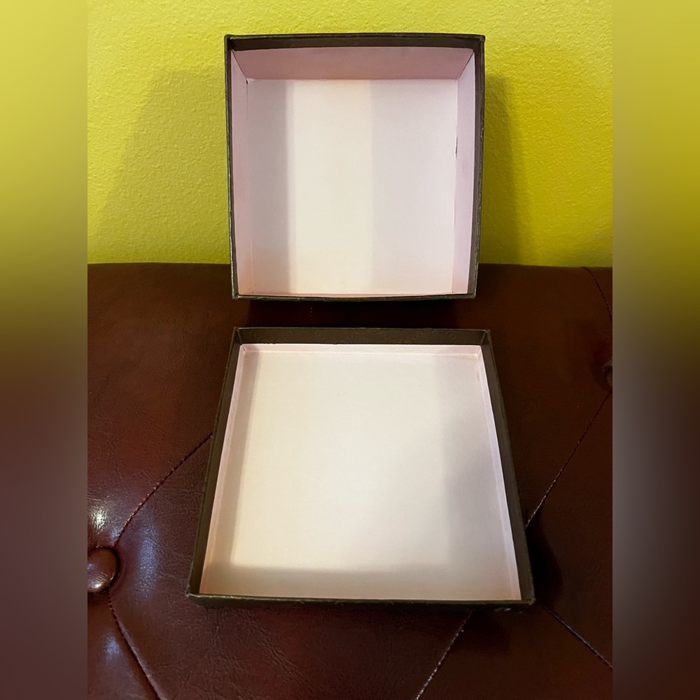 Gucci Embossed Brown Box with Gold Logo - Picture 2 of 14